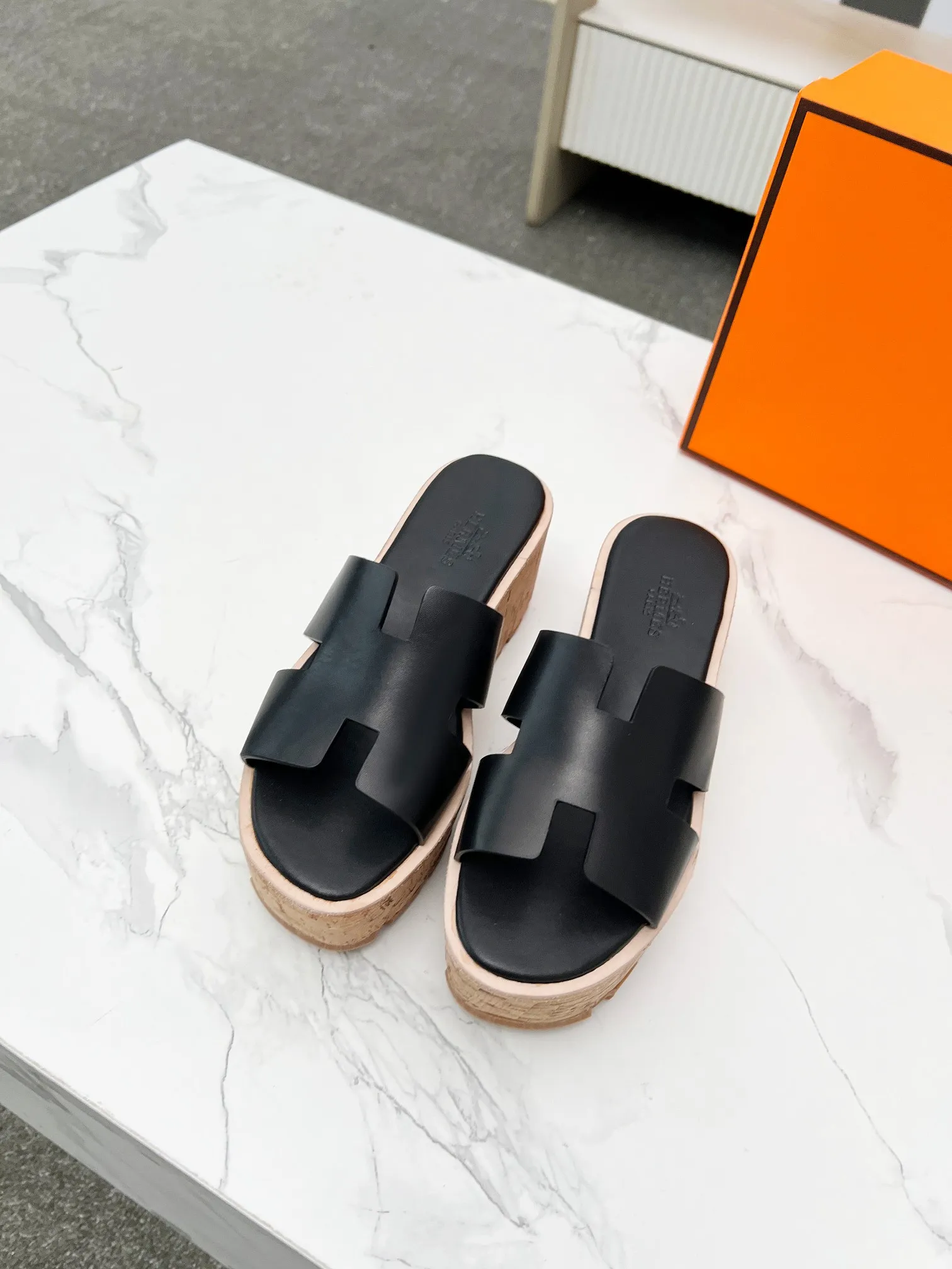 👟👟Ex-factory price 400👟👟 Hermès, upgraded version and workmanship materials. Hermes®🔴The highest version of handmade shoes on the market✨✨ Top product Hermès platform shoes🐎——————————The new model in early spring is the same as the original version, handmade by masters! ❥High-end customization, exclusive products, the highest version in the industry⚠❥Using: Hermers upper: Italian imported cowhide + sheepskin lining (pursuing top walking comfort) ✨～～〰〰〰〰❥ Packing: full set of original packaging━━━━Hermes━━━━━ size: 35-41 (42) customized and non-returnable)